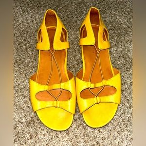 L’Amour Des Pieds Collection Yellow Women’s Dressy Sandals 9.5M